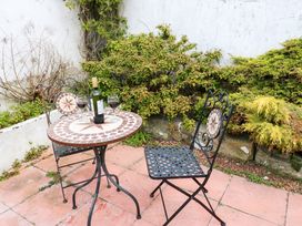 A garden with a table and chairs at Amblers Rest in Amble
