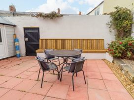 A garden with a table and chairs at Amblers Rest in Amble