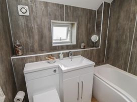 A bathroom with a sink, toilet, and bathtub at Tidal Watch in Seahouses