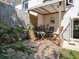 A garden with a table and chairs at Old Farm Cottage in Warminster