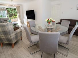 A dining room with a table and chairs at Jaluna in Carbis Bay