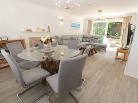A living room with a dining table and sofa at Jaluna in Carbis Bay