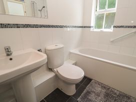 A bathroom with a sink, toilet, and bathtub at Jaluna in Carbis Bay