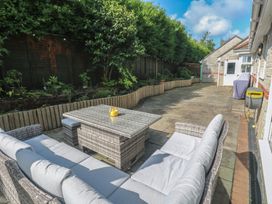A garden with a seating area and plants at Jaluna in Carbis Bay