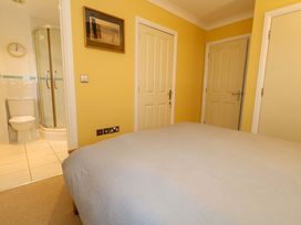 A bedroom with an en-suite bathroom at Corner Cottage Preston