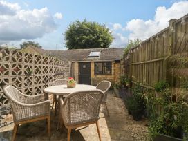 A garden with table and chairs at Elm Cottage in Moreton-In-Marsh