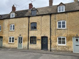 A building with multiple windows and doors at Elm Cottage in Moreton-In-Marsh
