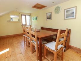 A dining room with a table and chairs at The Cottage St. Ives