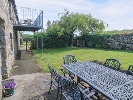A garden with a table and chairs outside at The Cottage in St. Ives