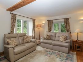 A living room with sofas and lamps at Wren Cottage in Ross-on-Wye