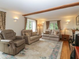 A living room with seating and a lamp at Wren Cottage in Ross-on-Wye