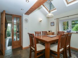 A dining room with a table and chairs at Wren Cottage Ross-on-Wye