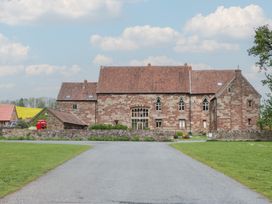 A building with a garden and pathway at Wren Cottage in Ross-on-Wye