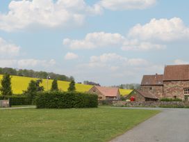 A landscape with houses and fields at Wren Cottage in Ross-on-Wye