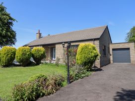 A house with garden and garage at Rose Cottage in Dunstan near Embleton