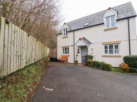A house with a pathway and bench at Poldam in St Austell