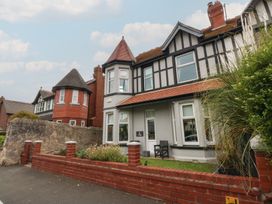 A house with a garden and fence at Ty Llwyd in Llandudno