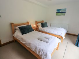 A bedroom with two single beds at Bracken Ground in Coniston