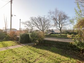 A garden with grass and trees at Rocklands in Shap