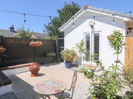 A garden with a table and chairs at Carn Brea in Redruth