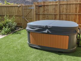 A hot tub in a garden at Mallow Cottage in Langton Matravers