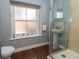 A bathroom featuring a shower, sink, and toilet at Mallow Cottage in Langton Matravers