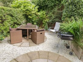 A garden with a table and chairs and a barbecue at The Shipwrights in Whitby