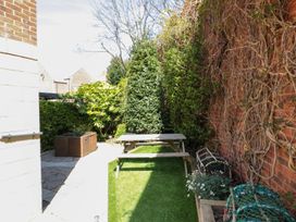A garden with a table and planter at The Shipwrights in Whitby