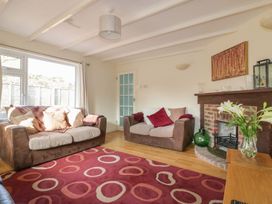A living room with sofas and a fireplace at Chy Vean in St. Agnes