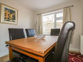 A dining room with a table and chairs at Chy Vean in St. Agnes