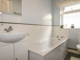 A bathroom with a sink, bathtub, and toilet at Chy Vean in St. Agnes