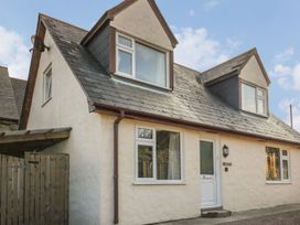 A house with multiple windows and a front door at Chy Vean in St. Agnes