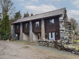 A house with stone pillars and windows at Idris Barn in Dolgellau
