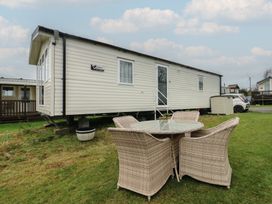 A mobile home with outdoor seating area at No.22