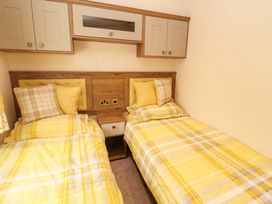 A bedroom with two single beds at 22 Yealand in Carnforth