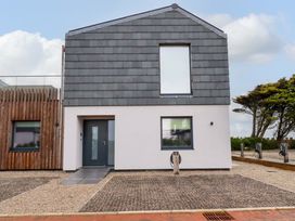 A house with a door and windows at 8 Karn Havos St. Eval near Mawgan Porth