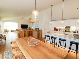 A dining room with a table and chairs at 8 Karn Havos in St. Eval near Mawgan Porth