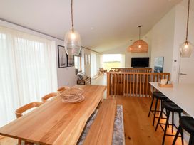 A dining room with a table and chairs at 8 Karn Havos St. Eval near Mawgan Porth
