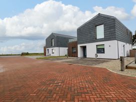 Two modern houses with a driveway at 8 Karn Havos St. Eval near Mawgan Porth