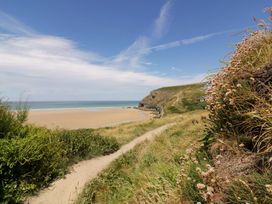 A path leading to the beach with cliffs and sea at 8 Karn Havos St. Eval near Mawgan Porth