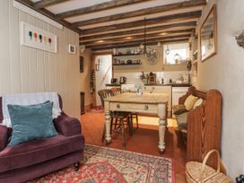 A kitchen with a dining table and chairs at Copper Miners Cottage, Beddgelert, Eryri (snowdonia)