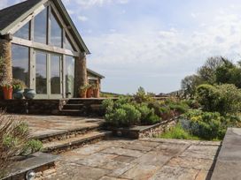 A garden with stone steps and planters at Lower Velwell Barn in Totnes