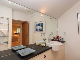 A bathroom with sinks and mirror at Lower Velwell Barn, Totnes