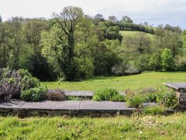 A garden with plants and trees at Lower Velwell Barn in Totnes