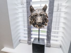 A wolf head sculpture on a windowsill at Pearl Stone House in Whitby