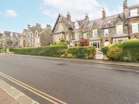 A row of houses with hedges on the sidewalk at 43 Station Road in Keswick