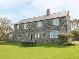 A house with a garden and outdoor seating area at Tremorla in Boscastle