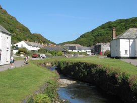 A view of a village with houses and a stream at Tremorla in Boscastle