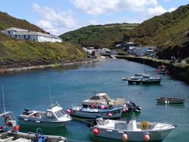 A harbor with boats and houses at Tremorla in Boscastle