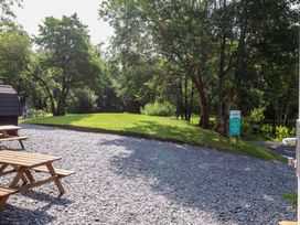 An outdoor area with a gravel path and picnic table at Shepherds Hut 2
